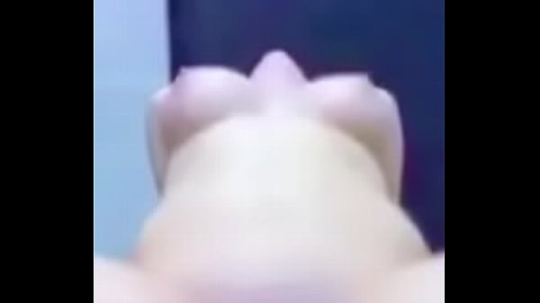 Un étranger me baise le cul dans les WC d'un bar