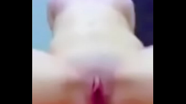 Un étranger me baise le cul dans les WC d'un bar