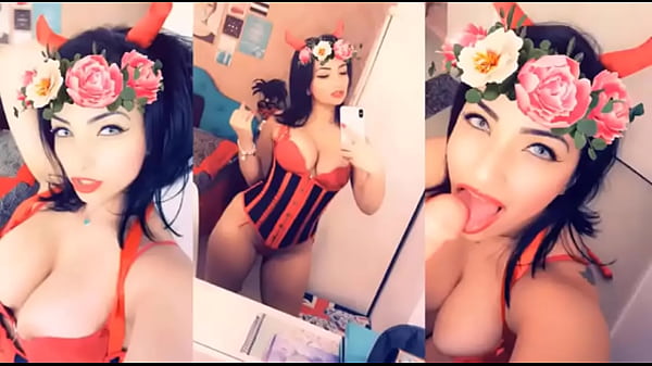 Morena Safadinha fazendo self de diabinha strip, chupando e gozando gostoso com vibrador, calcinha toda molhadinha