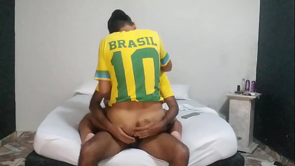 Chamei o Twink Pra Ver o Jogo do Brasil e Ele Comeu Meu Cuzinho Com Vontade - Gozou Dentro Sem Me Perguntar - Copa 2022