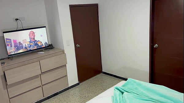 le enseño a cabalgar a mi tímida hermanastra mientras vemos porno. H.L.