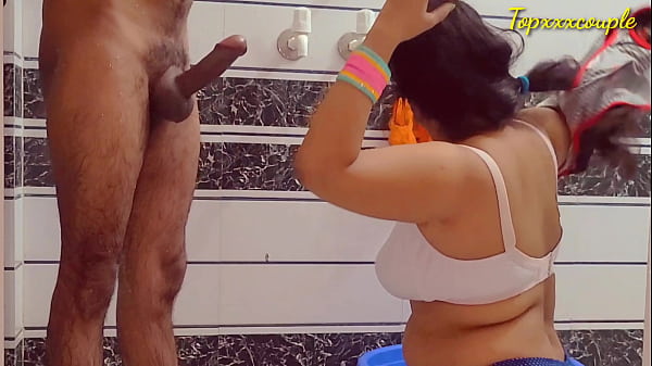 हाॅट देसी भाभी की बाथरूम में दर्दनाक चुदाई।