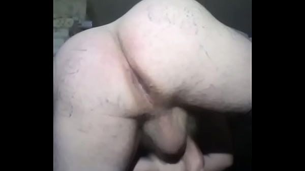 Um gay com uma bunda enorme ganha dinheiro filmando pornô! Que vergonha! Ele vendeu a bunda!