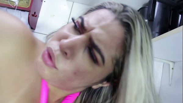 O encanador caralhudo enfiou o cano no cuzinho da safada do rabetão. Victoria Dias e Mr Rola