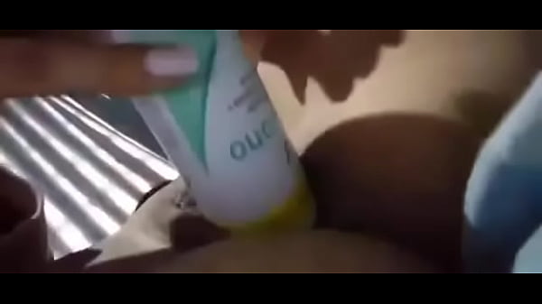 Ella penetrandose sola