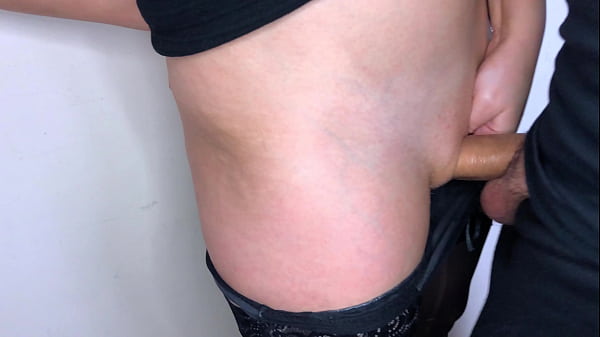 Cara se masturba na buceta com pau grande e goza na calcinha