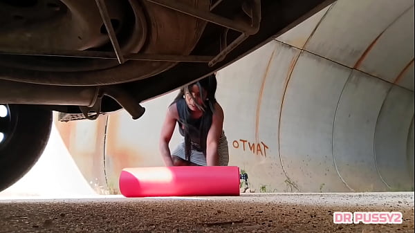 AFRICANA SEM CALCINHA TEM O CARRO AVARIADO E QUANDO SE BAIXA PARA VER O PROBLEMA É SURPREENDIDA POR DESCONHECIDO DE PAU DURO QUE A FODE NA SUA CONA QUENTE E SUCULENTA EM VÁRIAS POSIÇÕES SEM CAMISA