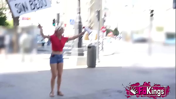 No summer without a kiss! Sandra kisses random dudes in the street and picks one of 'em up