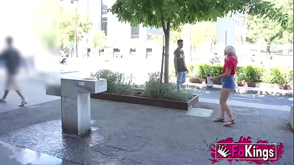 No summer without a kiss! Sandra kisses random dudes in the street and picks one of 'em up