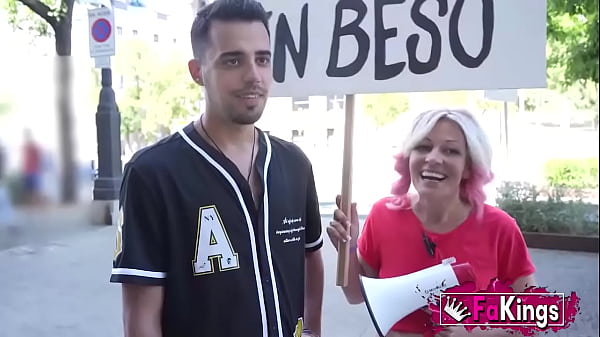 No summer without a kiss! Sandra kisses random dudes in the street and picks one of 'em up