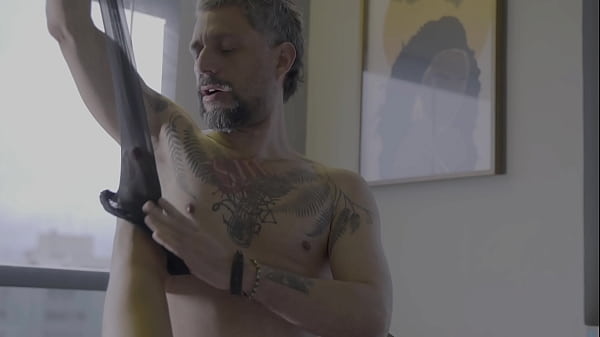 Felizgult hölgy lábtisztelet közben nedvesedik