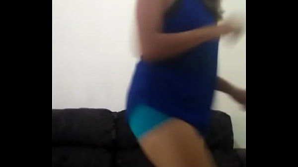 Delicia dançando de shortinho