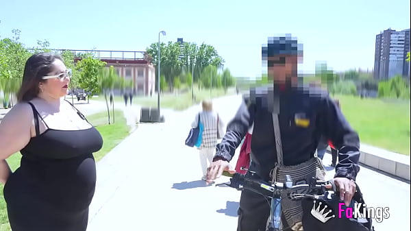 Ultimate BIG TITS poll: BBW MILF Mae Quira questions randoms at the street