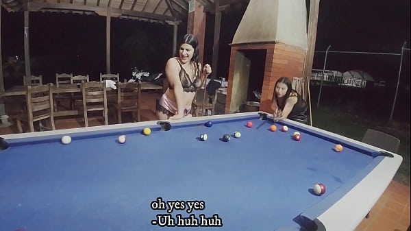 MI TIA CULONA ME ENSEÑA A JUGAR BILLAR Y TERMINAMOS TENIENDO SEXO LESBICO CON JUGUETES SOBRE LA MESA HASTA LLEGAR AL ORGASMO