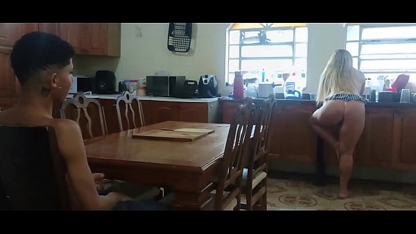 Suzie Slut e Novinho Pauzudo em dando para o filho do patrão