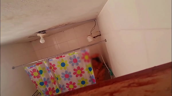 Espiando a la amiga de mi esposa de vacaciones