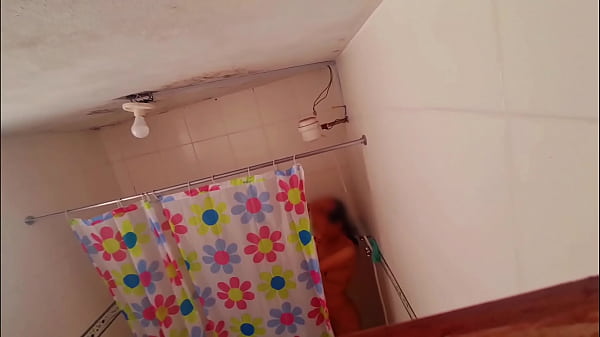 Espiando a la amiga de mi esposa de vacaciones