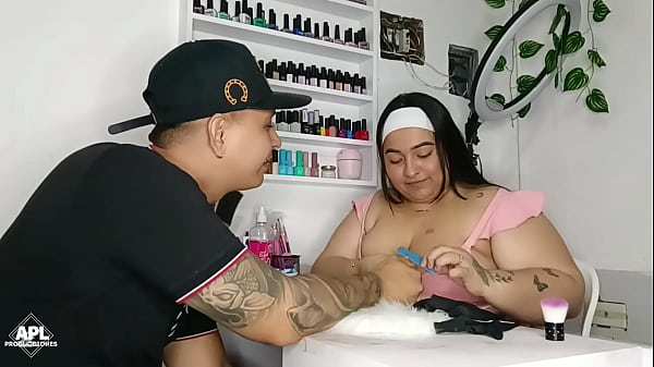 Enquanto minha manicure arruma minhas unhas, eu toco seus peitos enormes e sua buceta rica e molhada debaixo da mesa - História completa