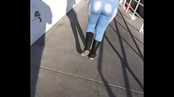 Big ass Latina candid Thumbnail