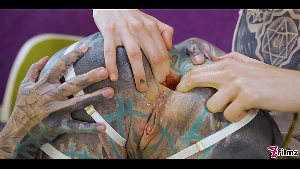 tatuados enfiando brinquedos enormes nos buracos uns dos outros