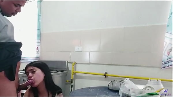 EL VECINO DE LA TIENDA ME FOLLA CUANDO TRAE UN PEDIDO A MI CASA Y CASI NOS DESCUBRE