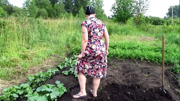 Mature housewife masturbates with a cucumber in the garden outdoors. She leaves the vegetable inside her pussy and goes home. Amateur fetish. PAWG.