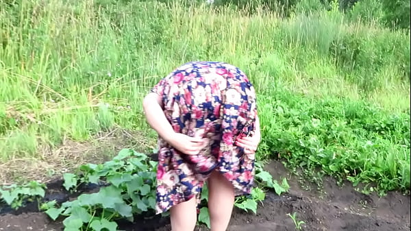 Mature housewife masturbates with a cucumber in the garden outdoors. She leaves the vegetable inside her pussy and goes home. Amateur fetish. PAWG.
