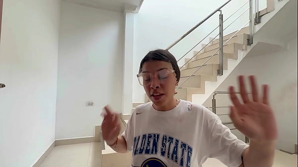 La novia de mi amigo se masturba grabándose a escondidas y la sorprendo, y terminamos follando muy rico sin que mi amigo se entere.