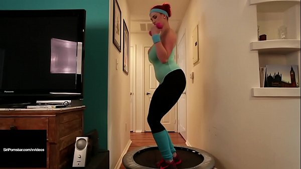 Full Figured Huge Boobed Siri Pornstar Works That Big Butt!