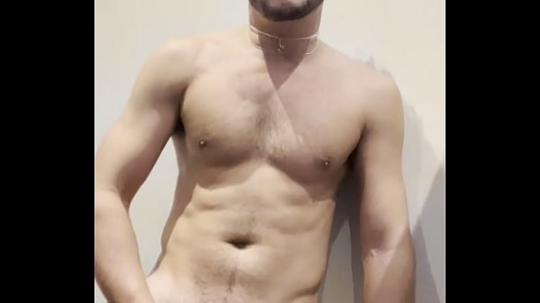 Punheta no banheiro da academia