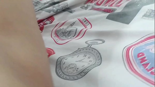 Desvisto a mi timida hermanastra para chuparle sus grandes pechos y echarle mi leche ahí.