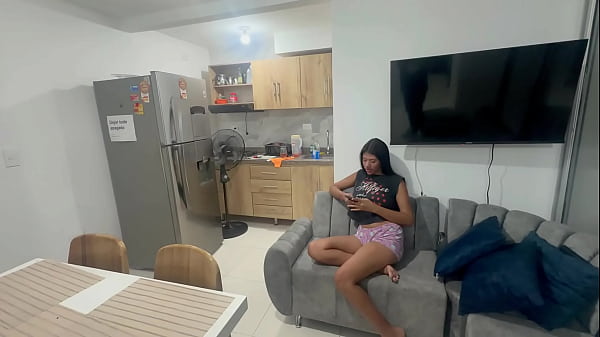 chica desconocida me folla mientras le llevo su pizza a domicilio y me deja hecharle toda mi rica leche en su culo apretado por parte de pago