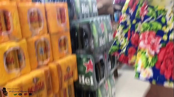Mostrando Meu Cúzinho  Plugado e Mijando em público !!!