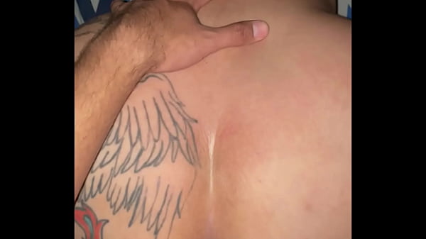 A csaj szétkeni a fickó elélvezését a seggén