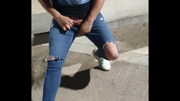 mostrando mi piercing en la calle