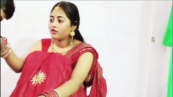 A buceta apertada da Bhabhi indiana é fodida com força