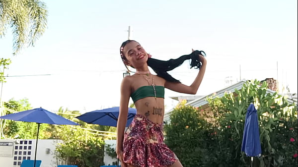 Horror story about petite princess and giant monster who attacks in every moment