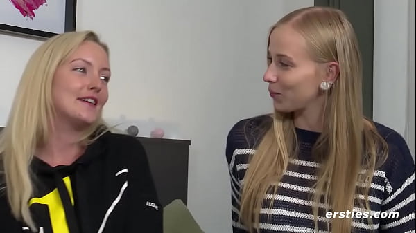 Heiße deutsche Blondine dominiert ihre geile Freundin