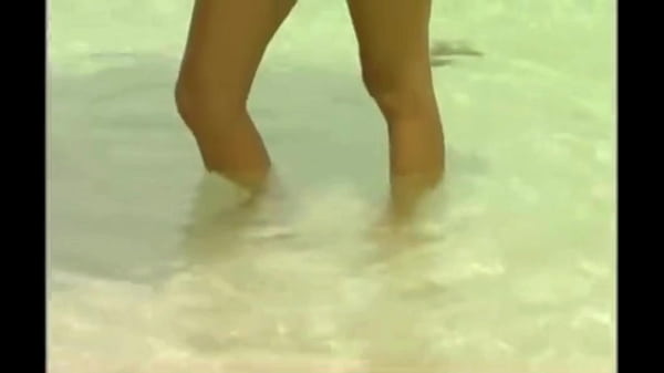 Lucia Lapiedra Desnuda en la playa Micro Bikini