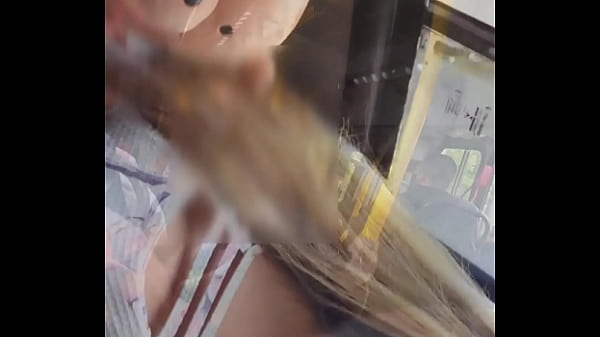 Sem calcinha no onibus... provocando ao passageiro do lado e deixando ele tocar a ppkinha .... quer ver o video completo??... : bolivianamimi