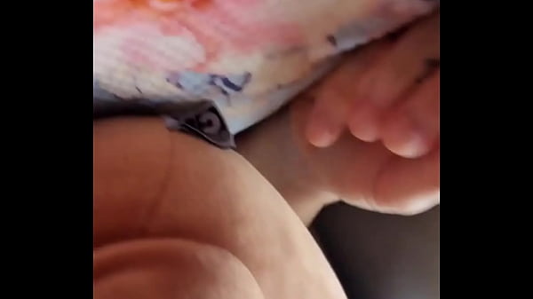 Sem calcinha no onibus... provocando ao passageiro do lado e deixando ele tocar a ppkinha .... quer ver o video completo??... : bolivianamimi