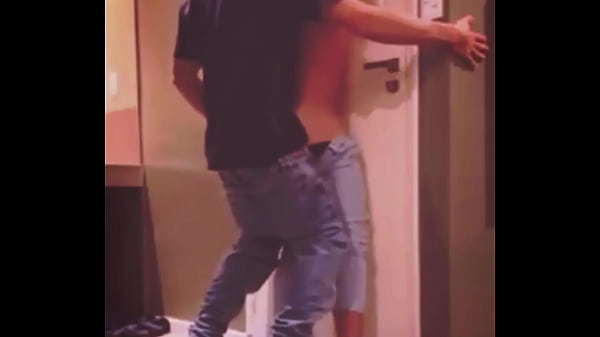 Estabamos muy tomados y perdí apuesta con mi compa hetero entonces me dejo follar por e