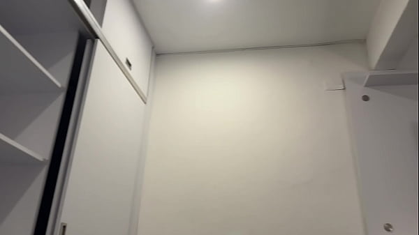 Invito a mi cama a la puta de mi hermanastra y me aprovecho para tocarle su rico coño y meterle mi gran polla.
