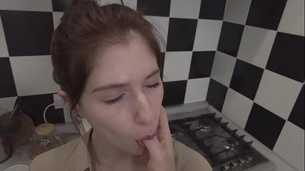 Esposa faz uma pausa para chupar meu pau