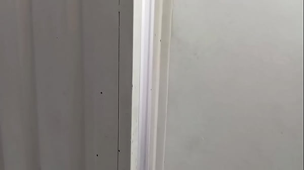 entro a la ducha con tía cachonda para empezar a besarnos y sentir nuestros cuerpos desnudos