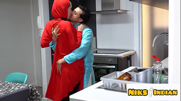 हिजाबी मुस्लिम औरत ने पति को धोखा देकर हिन्दू लड़के से बुर चुदवाई