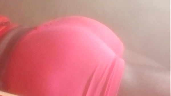 Nagy seggetű hölgy spriccelő orgazmusa