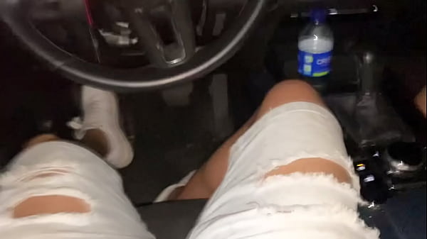 Un extraño se acercó en el carro y se ofreció a hacerme una mamada a cambio de dinero y Estuve de acuerdo y me lo tragué todo - mamada en el coche