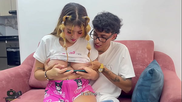 Faço uma tatuagem com minha meia-irmã, ensino ela a brincar com meu celular e aproveito para fazê-la sentir meu pau grande. H.L.