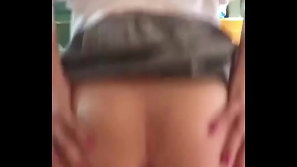 ALUMNA de Mexico COGIENDO a SENTONES Con su PROFESOR, Se LEVANTA la FALDA y Saca un HERMOSO CULITO VIRGEN ! ESTUDIANTE Mexicana le PIDE AYUDA a su PROFE para Sacar BUENAS CALIFICACIONES a Cambio de FOLLAR y DEJARSE GRABAR !